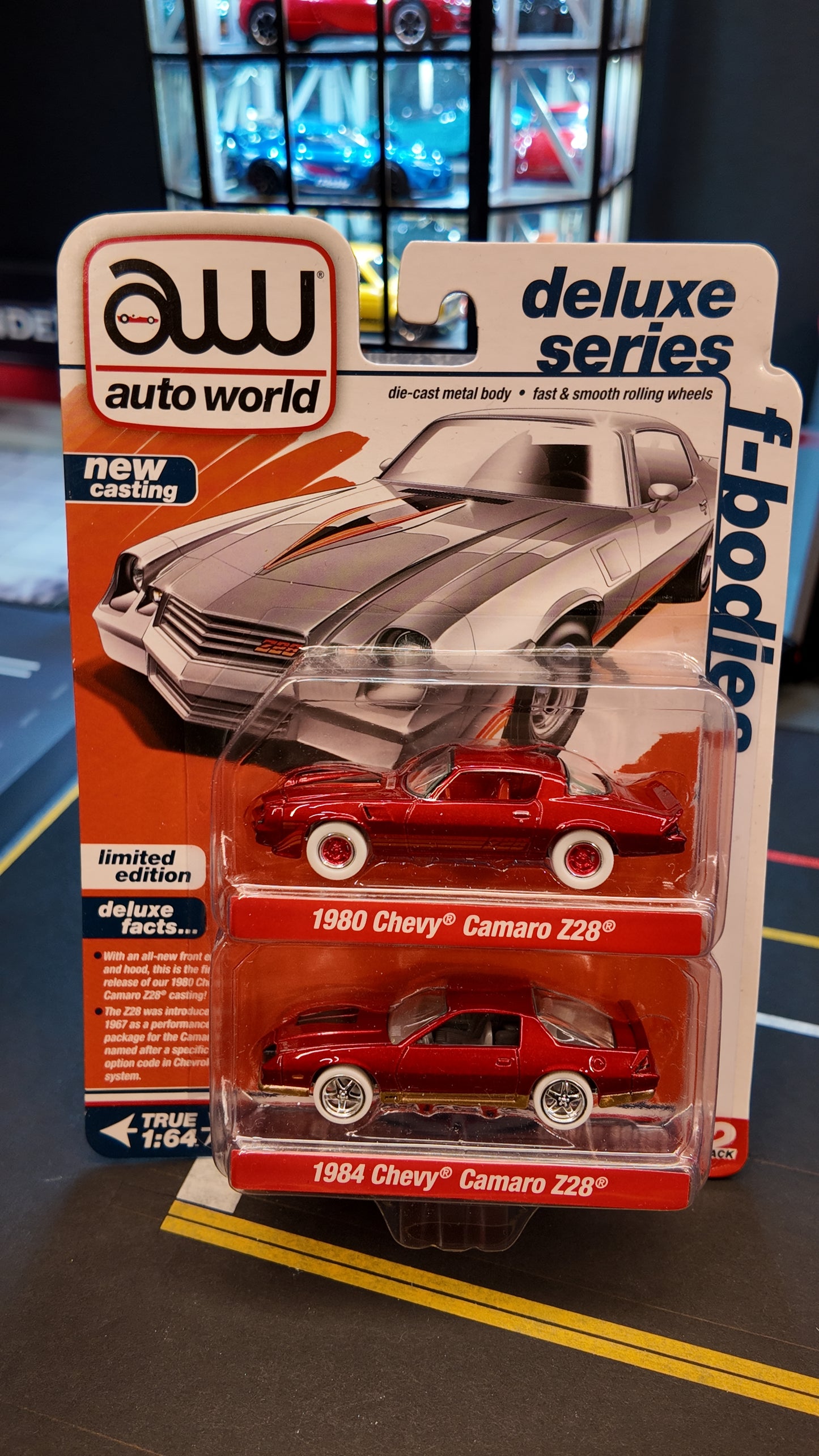 Auto World Deluxe Series 2-pack 1:64 1980 and 1984 Chevy Camaro Z28 "Ultra Red Chase"