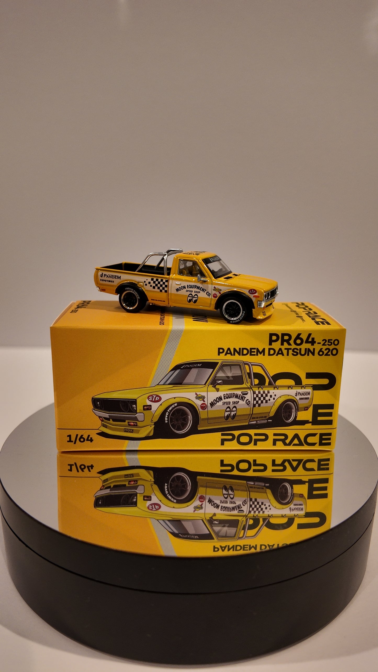 PopRace 1:64 PANDEM DATSUN 620 – MOONEYES