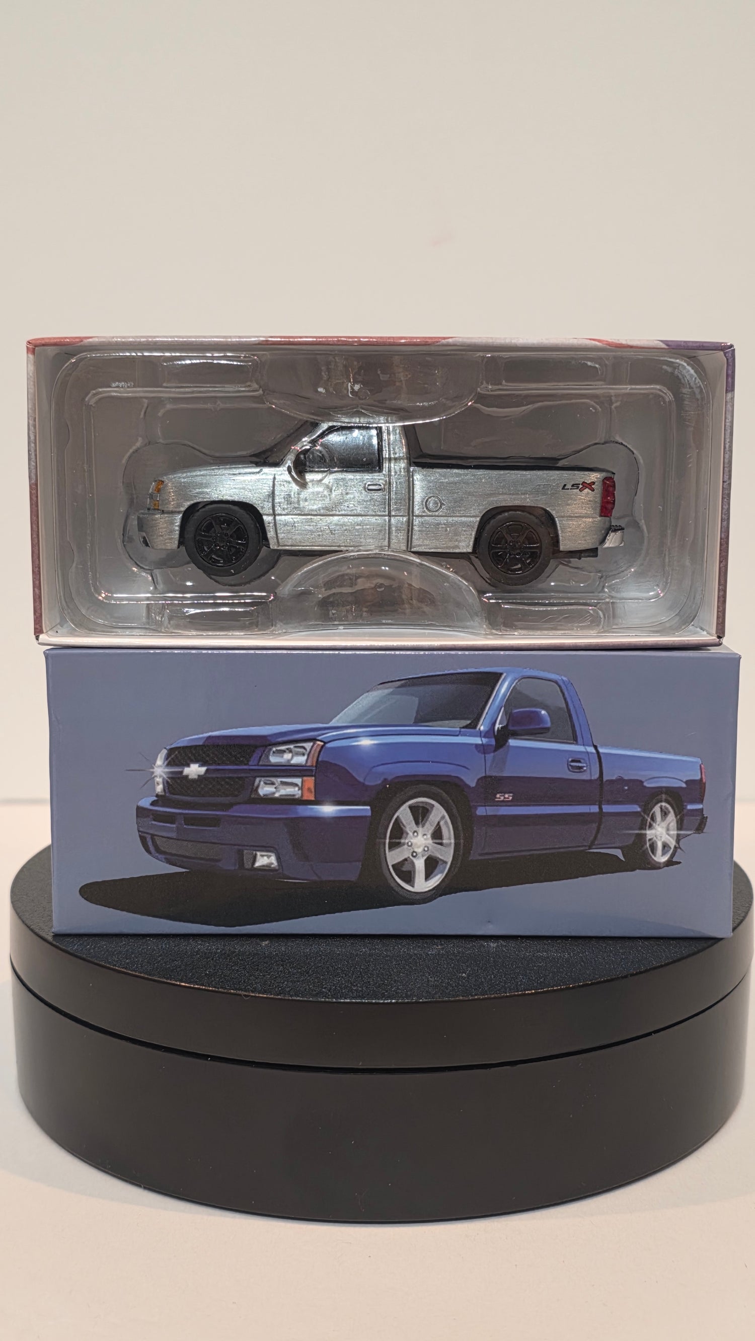 PARA64 1:64 2006 Cateye Silverado Single Cab "Raw Chase"