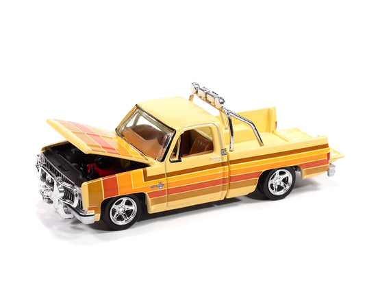 Auto World 1:64 1981 Chevrolet Silverado Fleetside Custom Lowered
