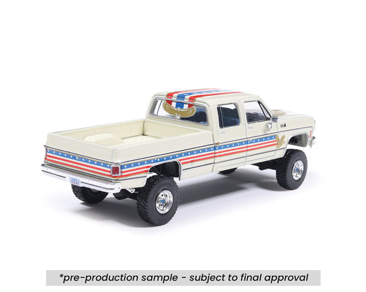 IXO Model 1:64 1976 Chevrolet Custom Deluxe K30 Fleetwood Crew Cab 250th Anniversary Edition – White