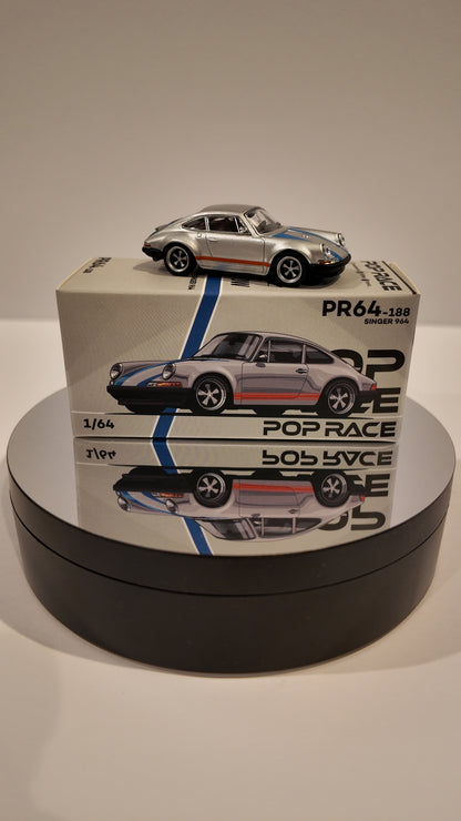 PopRace 1:64 Singer – Silver Blue