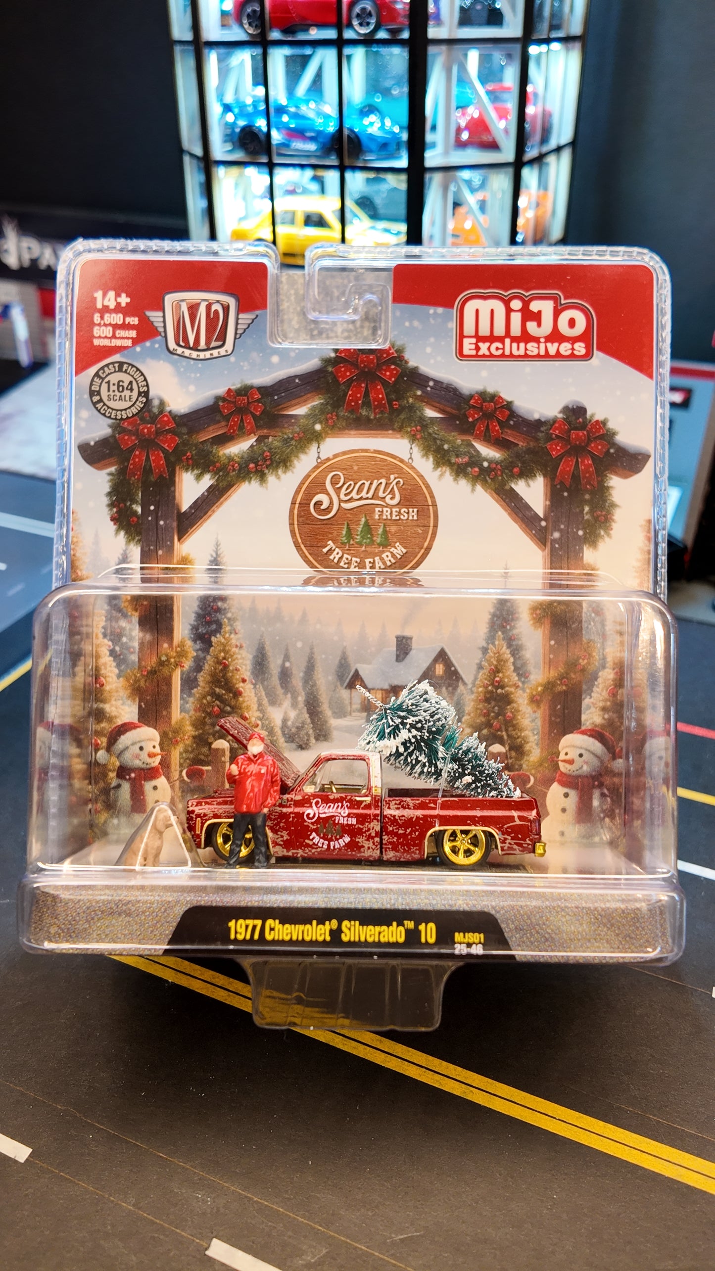 M2 Machines Sean Fresh Farm Diorama 1977 Chevrolet Silverado C-10 "Chase"